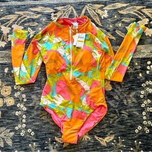 ☀️NWT☀️ Trina Turk Playa de Flor Half Zip Long Sleeve Paddle Suit